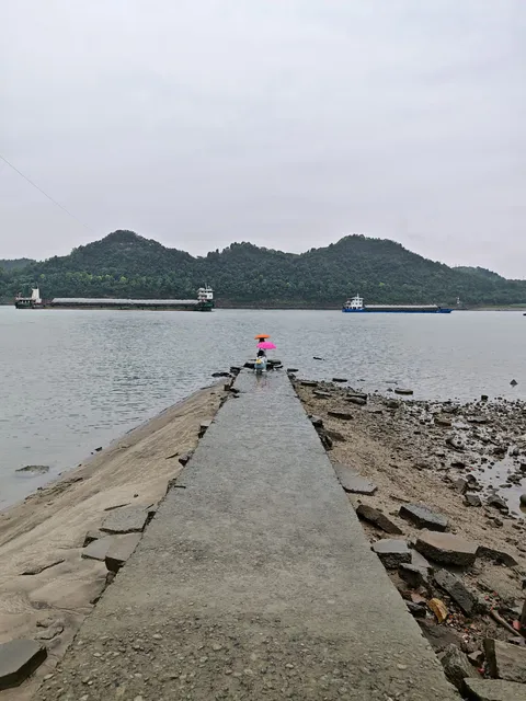 打伞拍照的游客